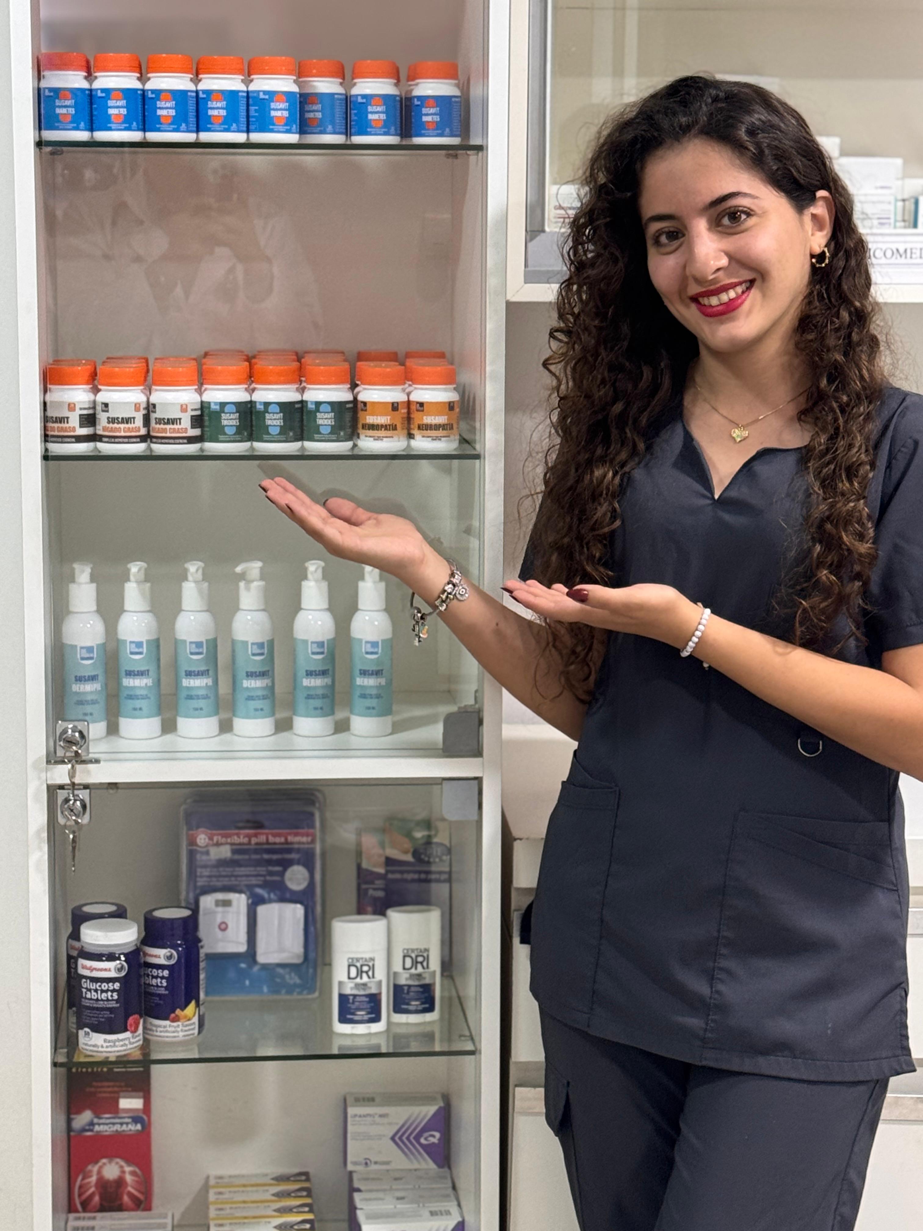 Dra. encargada de Farmabética mostrando productos