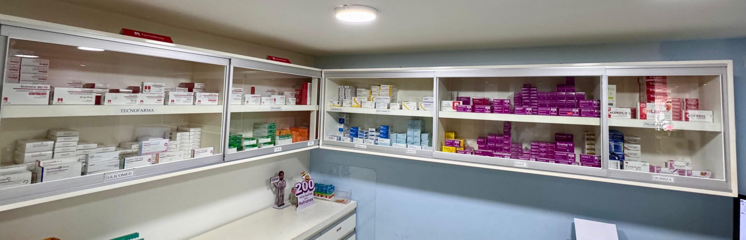 Productos en estantería de Farmabética (formato horizontal)